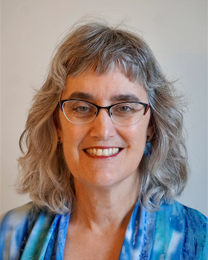 Portrait of Lynmarie Thompson